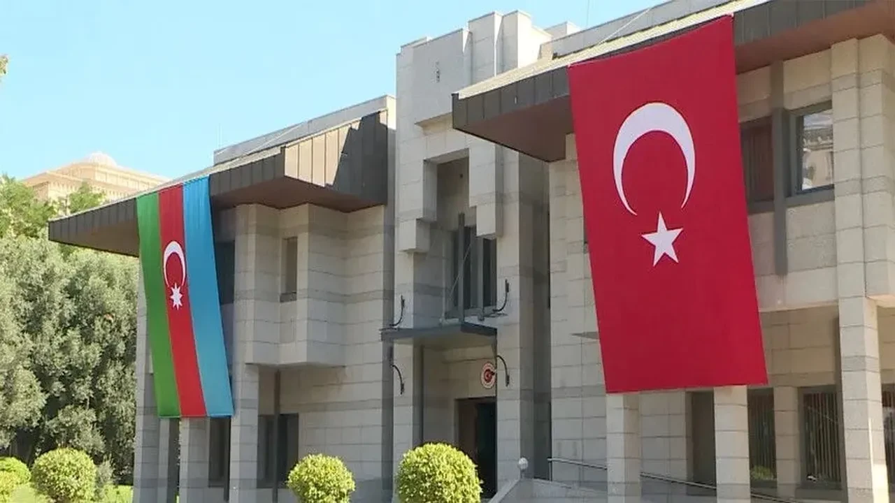 Hakan Fidan'ın Azerbaycan'da gizli görüşme yaptığı iddiasına Türkiye'nin Bakü Büyükelçiliğinden yalanlama
