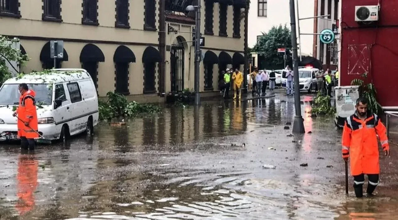 İstanbul'da selden etkilenen esnaf için karar: Ticaret Bakanı Ömer Bolat duyurdu