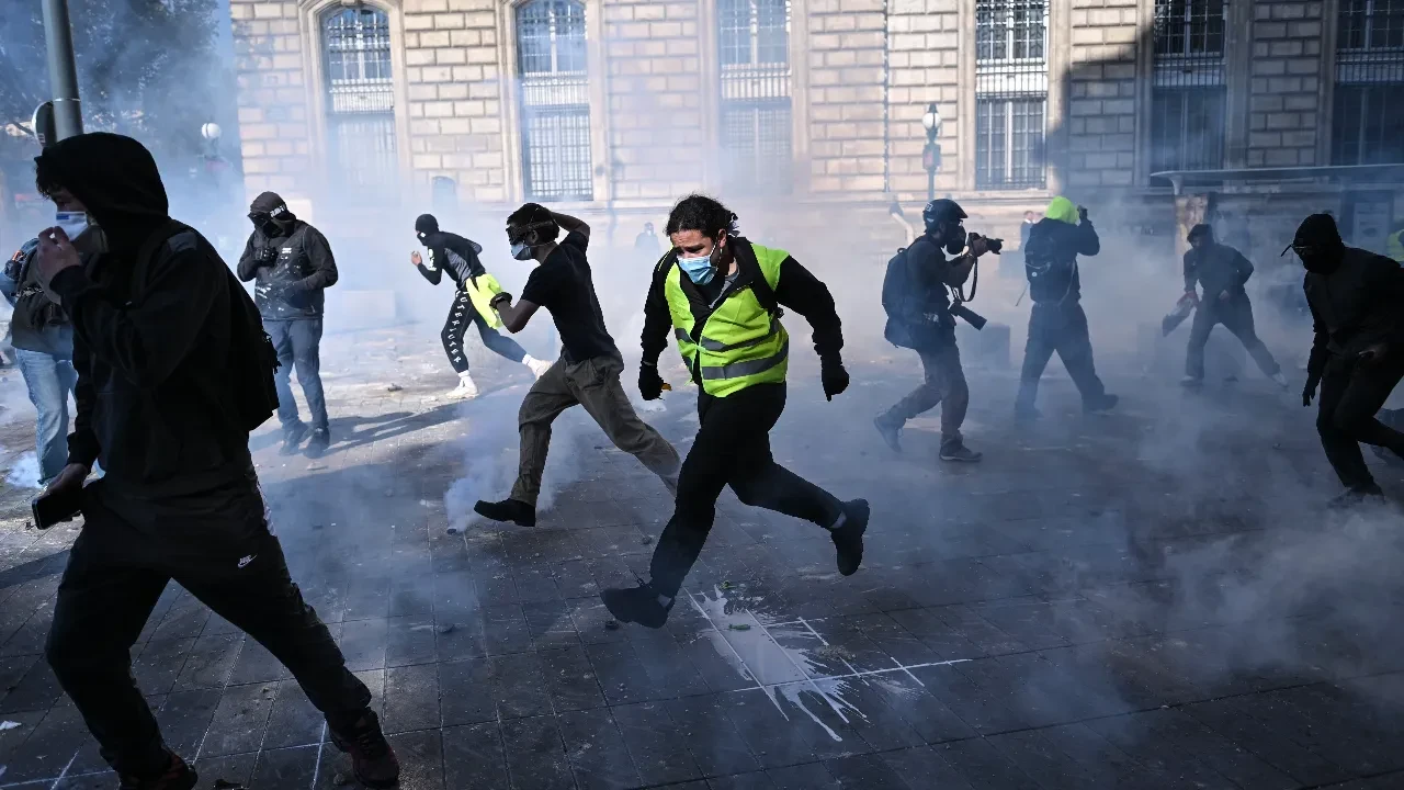 Paris'te öğrenci isyanı ülke geneline yayıldı: Sokakları yakıyorlar