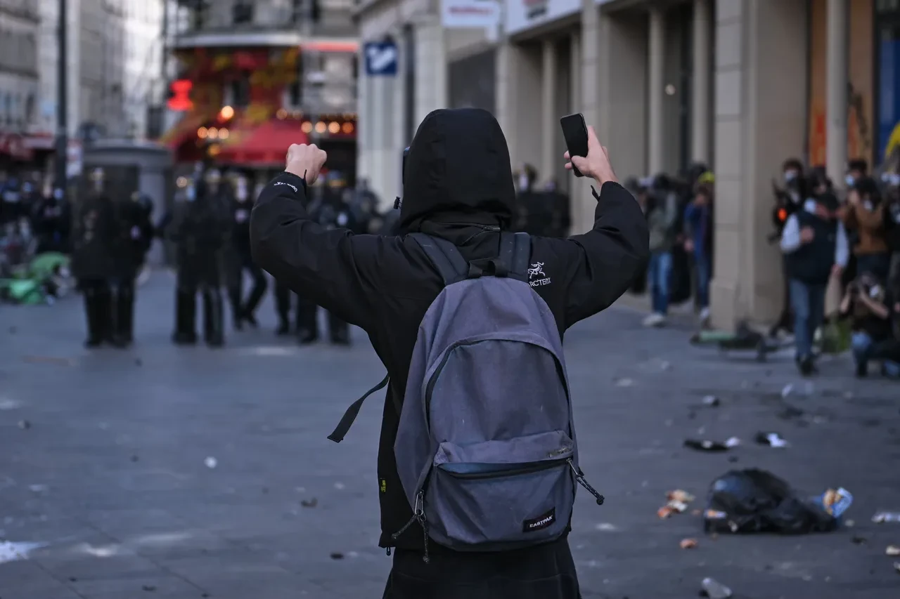 Paris'te öğrenci isyanı ülke geneline yayıldı: Sokakları yakıyorlar