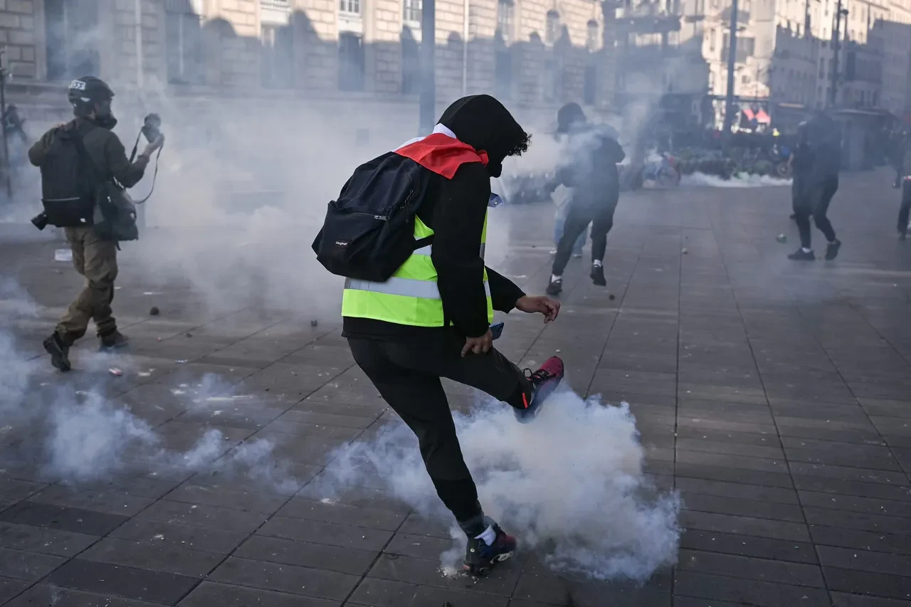 Paris'te öğrenci isyanı ülke geneline yayıldı: Sokakları yakıyorlar