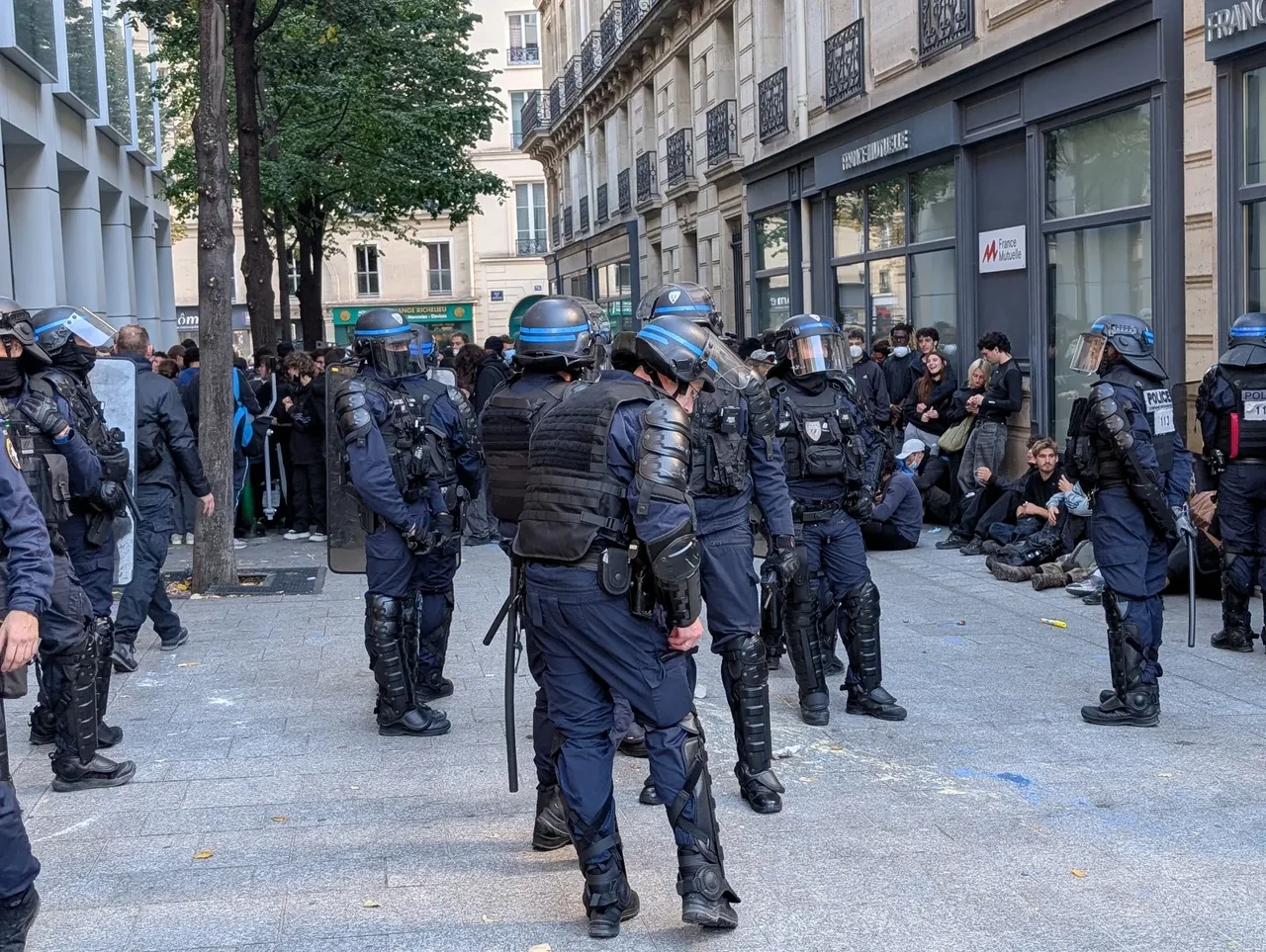 Paris'te öğrenci isyanı ülke geneline yayıldı: Sokakları yakıyorlar