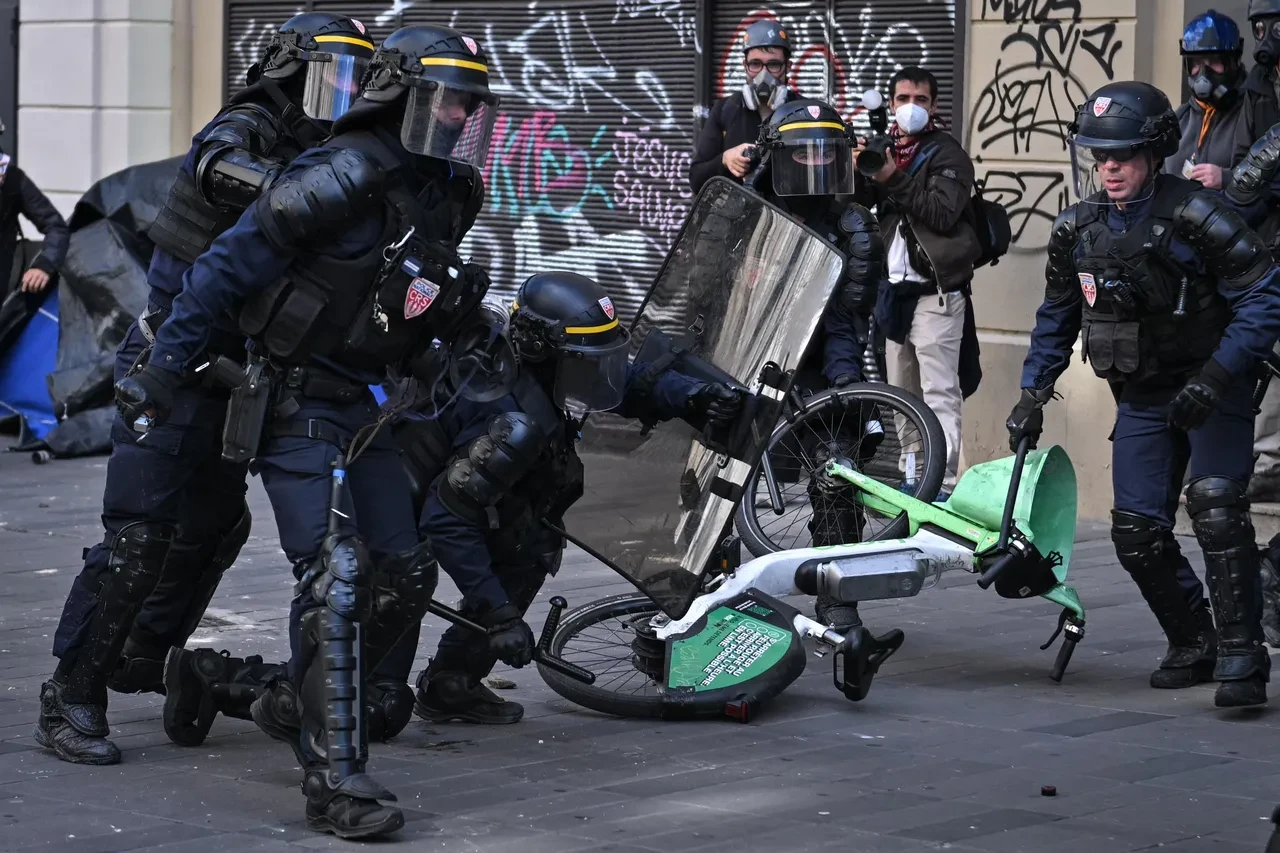 Paris'te öğrenci isyanı ülke geneline yayıldı: Sokakları yakıyorlar