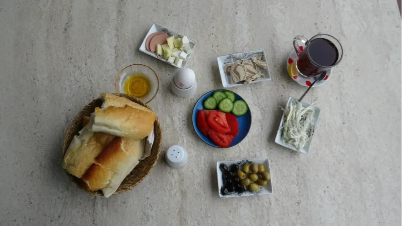 150 TL'lik serpme kahvaltı! Sosyal medyada gündem oldu, duyan gidiyor 