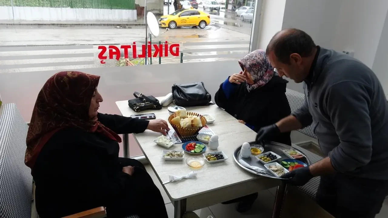 150 TL'lik serpme kahvaltı! Sosyal medyada gündem oldu, duyan gidiyor