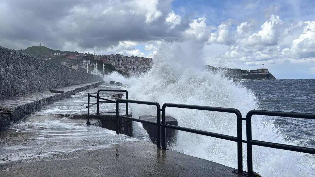 18 Ekim 2026 hava durumu | Meteoroloji’den 5 ile turuncu, 12 ile sarı kodlu alarm: Fırtına ve sel riski büyüyor