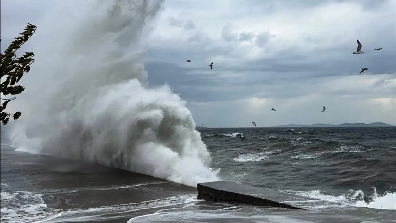 18 Ekim 2026 hava durumu | Meteoroloji’den 5 ile turuncu, 12 ile sarı kodlu alarm: Fırtına ve sel riski büyüyor
