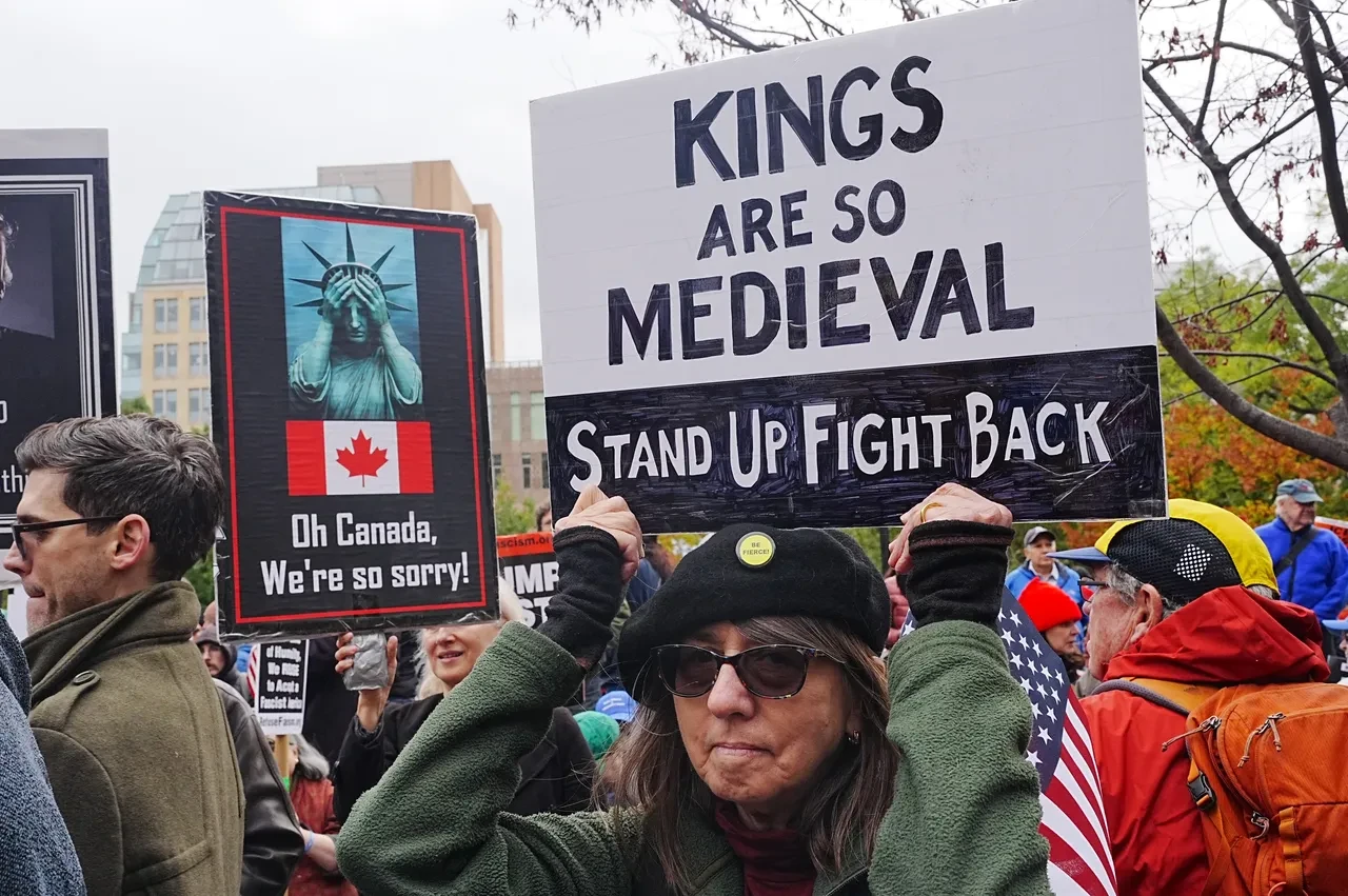 ABD'de sokaklar 'Krallara hayır' sloganlarıyla inledi! Ara seçim öncesi Trump karşıtı protestolar