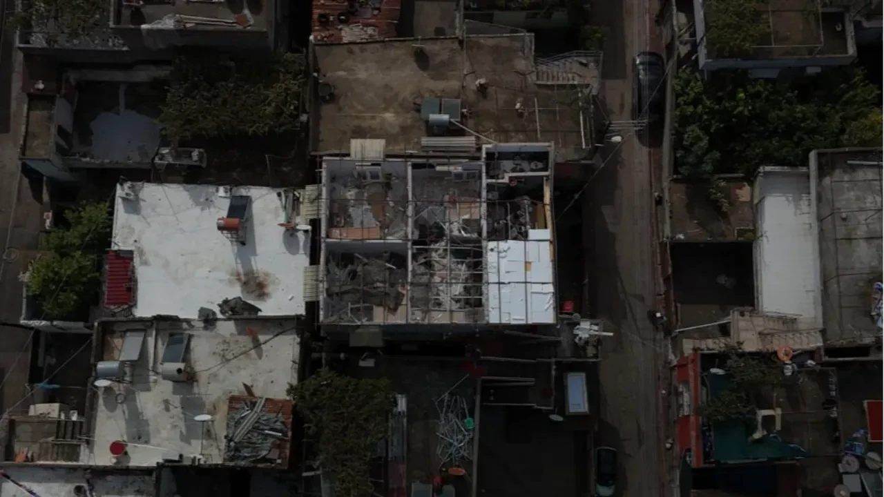 Adana’da fırtına dehşeti dronla görüntülendi! Sadece 30 saniye sürdü: Binanın çatısını rüzgar aldı götürdü