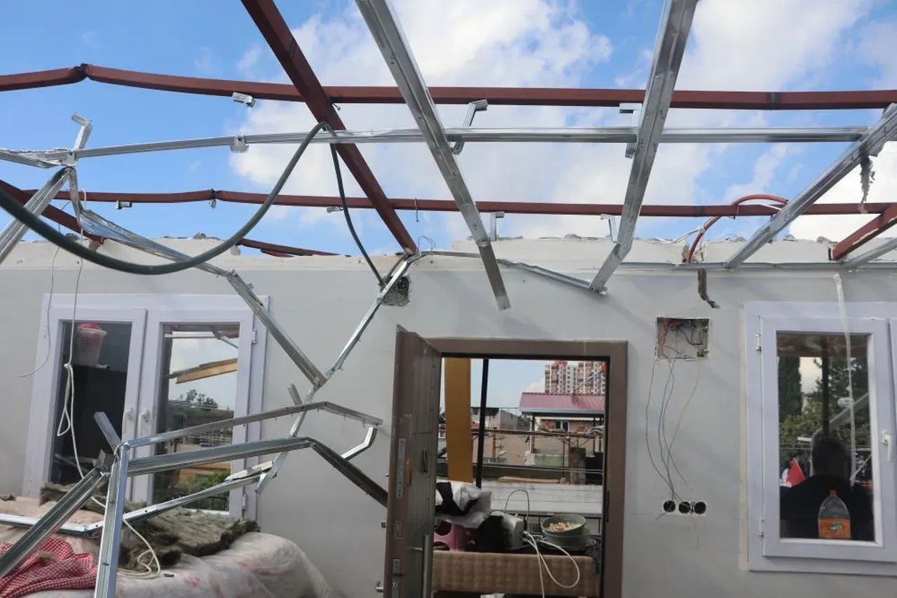 Adana’da fırtına dehşeti dronla görüntülendi! Sadece 30 saniye sürdü: Binanın çatısını rüzgar aldı götürdü