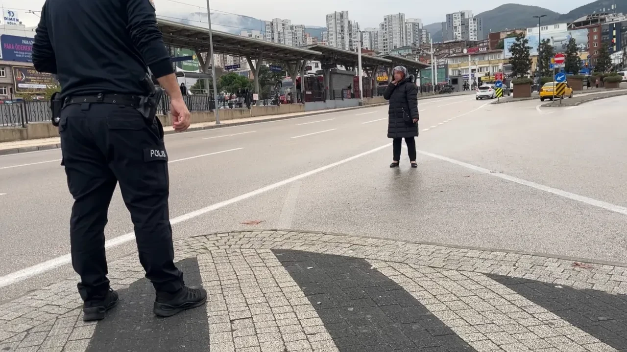 Çocuğunu göremeyen anne dehşet saçtı: Polisler ikna etmek için bir saat çalıştı