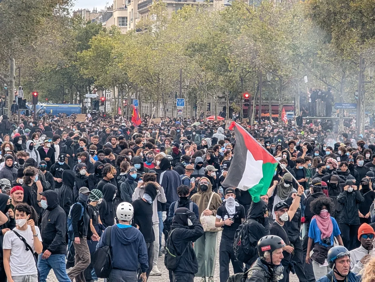 Dükkanlar yağmalandı, araçlar ateşe verildi! Fransa'da öğrencilerin eylemleri ülkeyi savaş alanına çevirdi