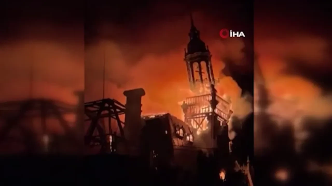 Fransa yangın yeri: Kundaklanan 143 yıllık belediye binasının saat kulesi çöktü