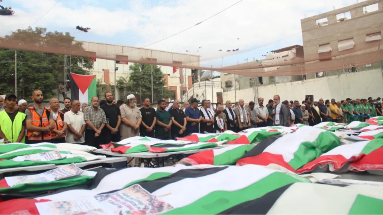 Gazze'de tarifsiz acı: 3 yıl sonra enkazdan çıkarılan Filistinliler toprağa verildi
