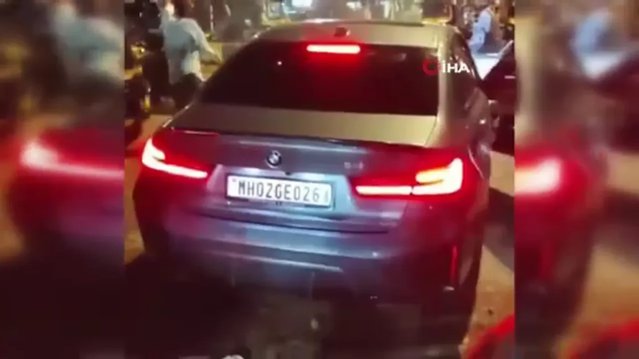 Hindistan'da oyuncu Tiger Shroff’un aracına silahlı saldırı