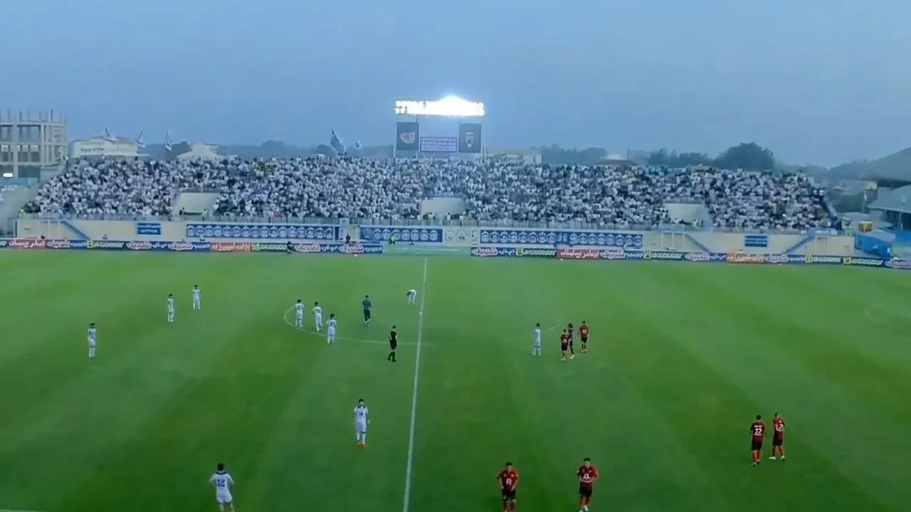 İran'da Tebriz Traktör statta duyduğu tezahürat sonrası hemen sahadan çekildi! Lig için de karar alacaklar