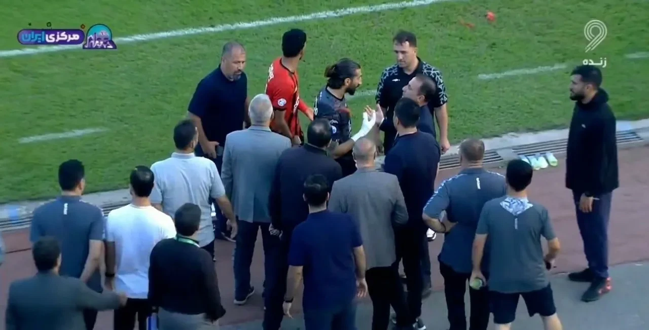 İran'da Tebriz Traktör statta duyduğu tezahürat sonrası hemen sahadan çekildi! Lig için de karar alacaklar