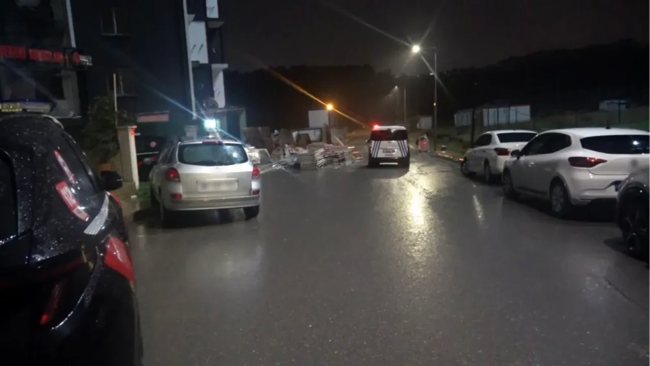 İstanbul'da panik dolu anlar! Çökme tehlikesi olan bina boşaltıldı