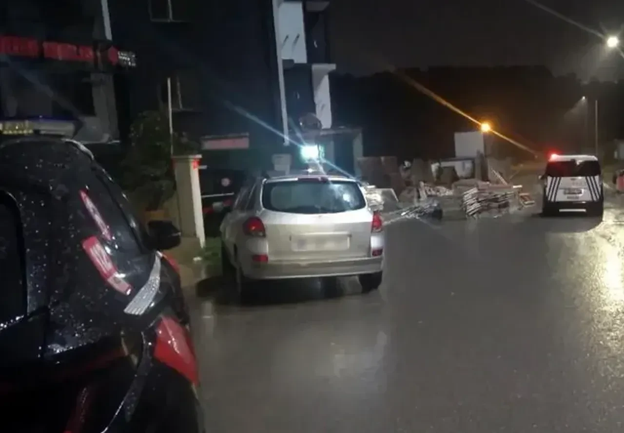 İstanbul'da panik dolu anlar! Çökme tehlikesi olan bina boşaltıldı