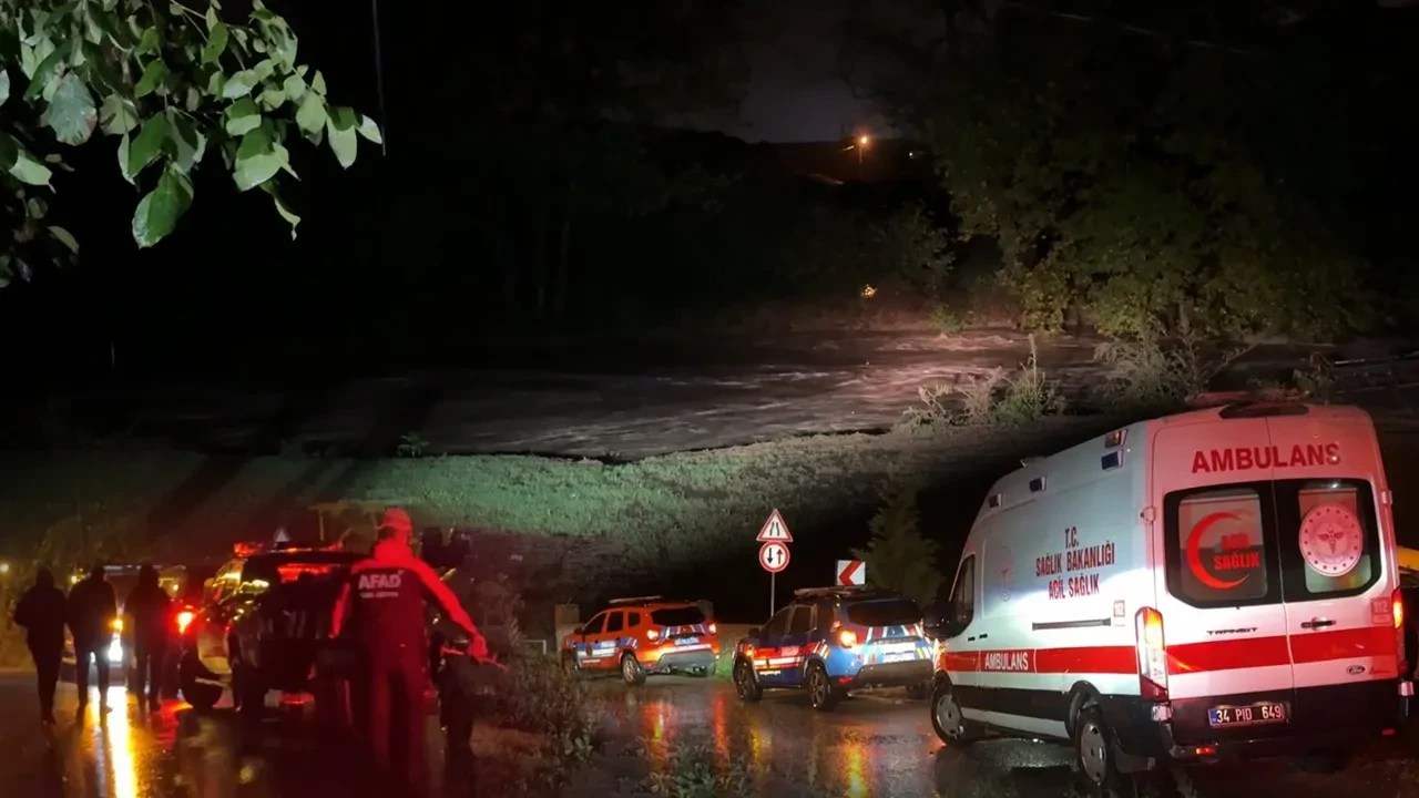 İstanbul'da sağanak sele dönüştü! Pendik'te suya kapılan otomobildeki 2 kişi kayıp