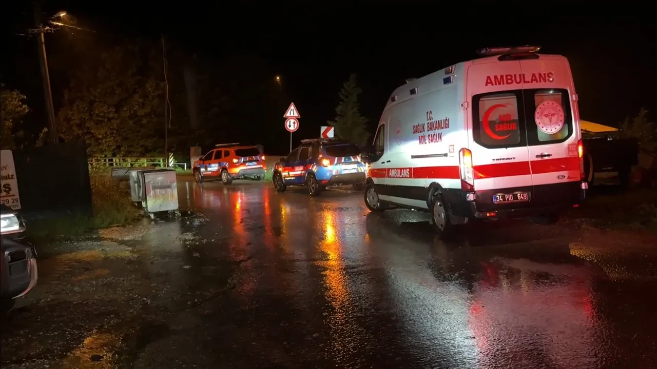 İstanbul'da sağanak sele dönüştü! Pendik'te suya kapılan otomobildeki 2 kişi kayıp