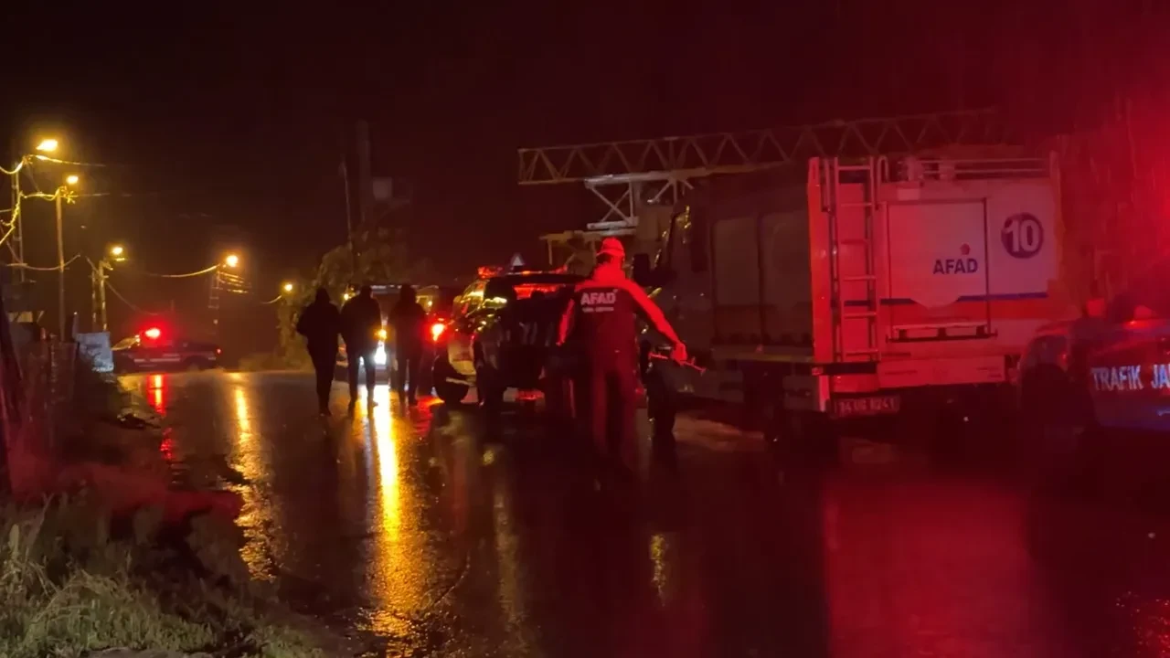 İstanbul'da sağanak sele dönüştü! Pendik'te suya kapılan otomobildeki 2 kişi kayıp