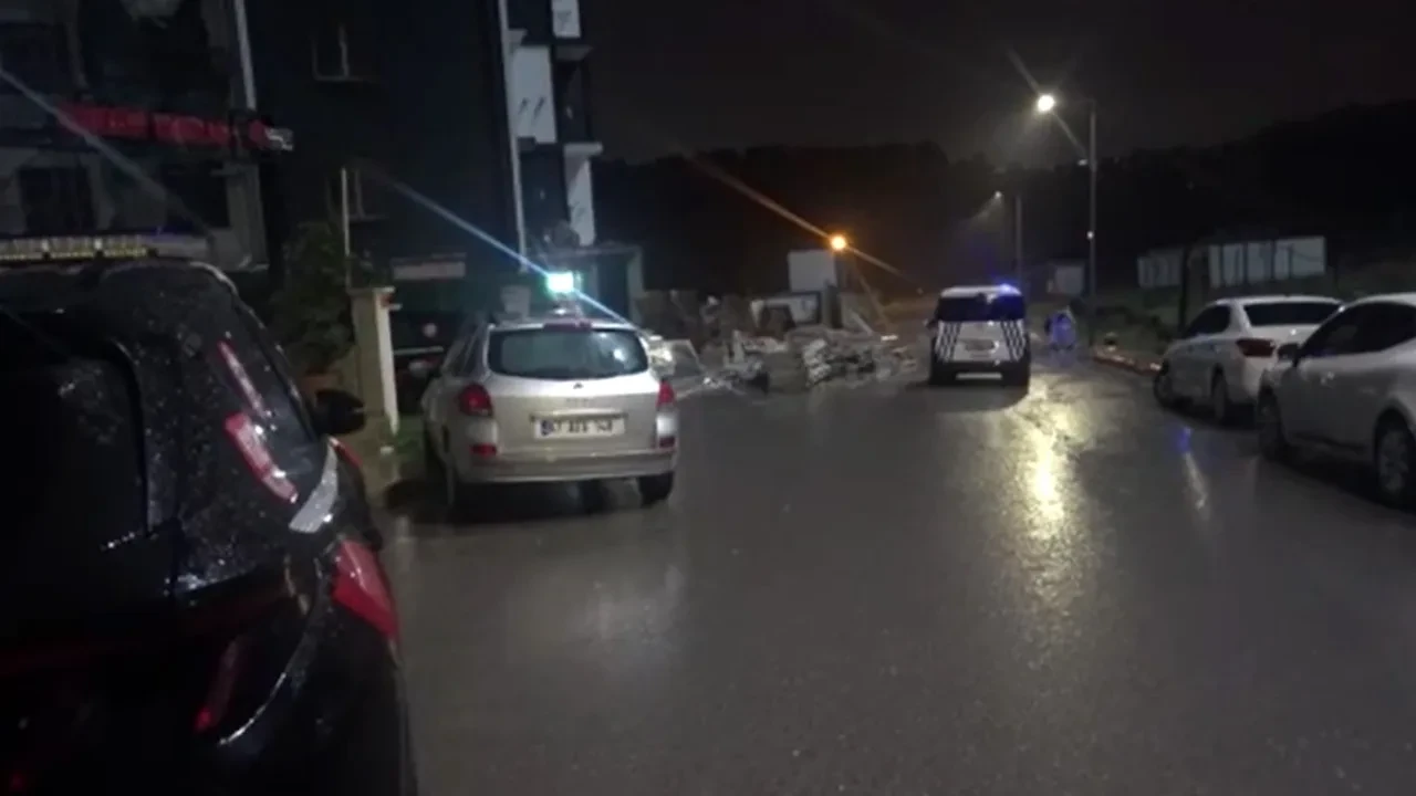 İstanbul'da sağanak sele dönüştü! Pendik'te suya kapılan otomobildeki 2 kişi kayıp
