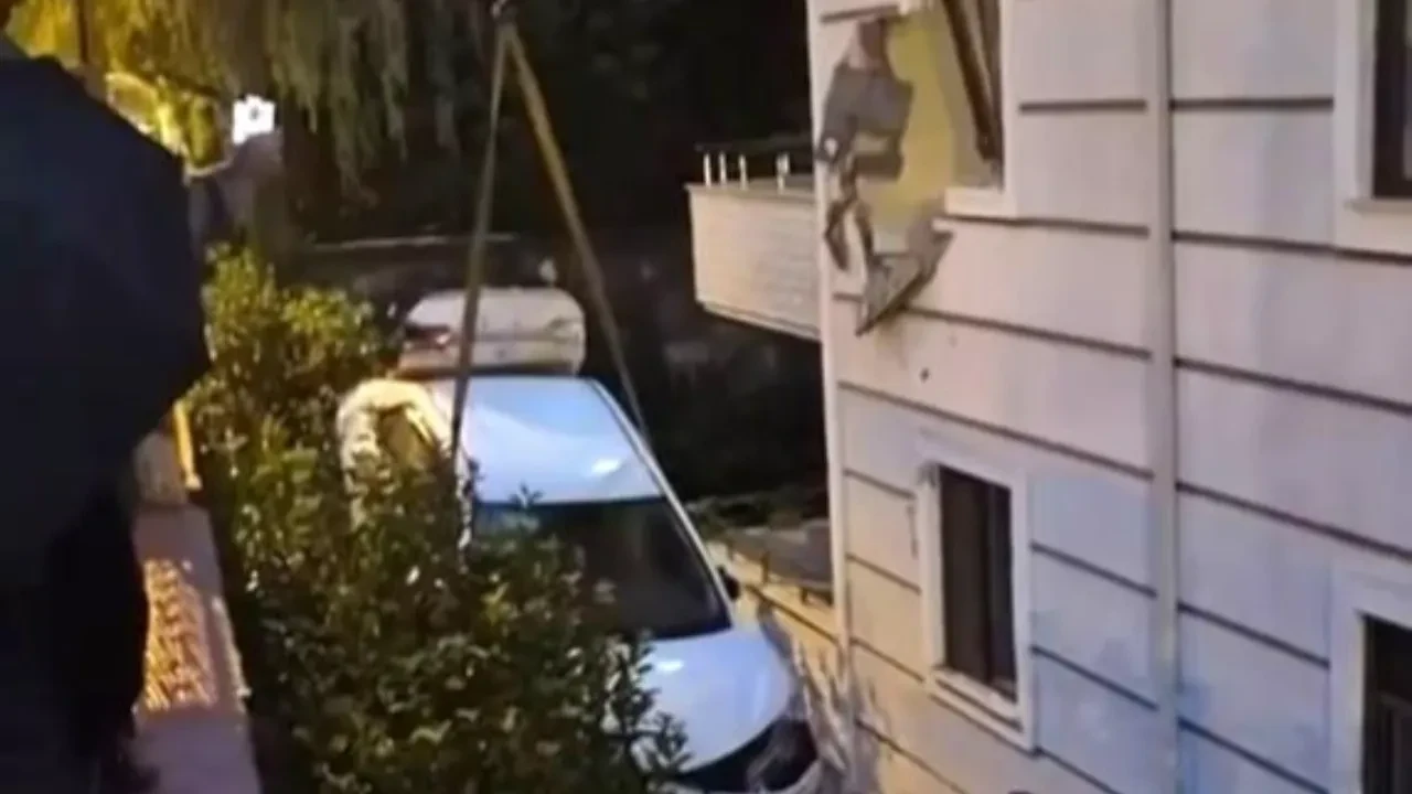 Sakarya’da inanılmaz kaza: Kontrolden çıkan araç istinat duvarını aşıp apartmanın ikinci katına çarptı