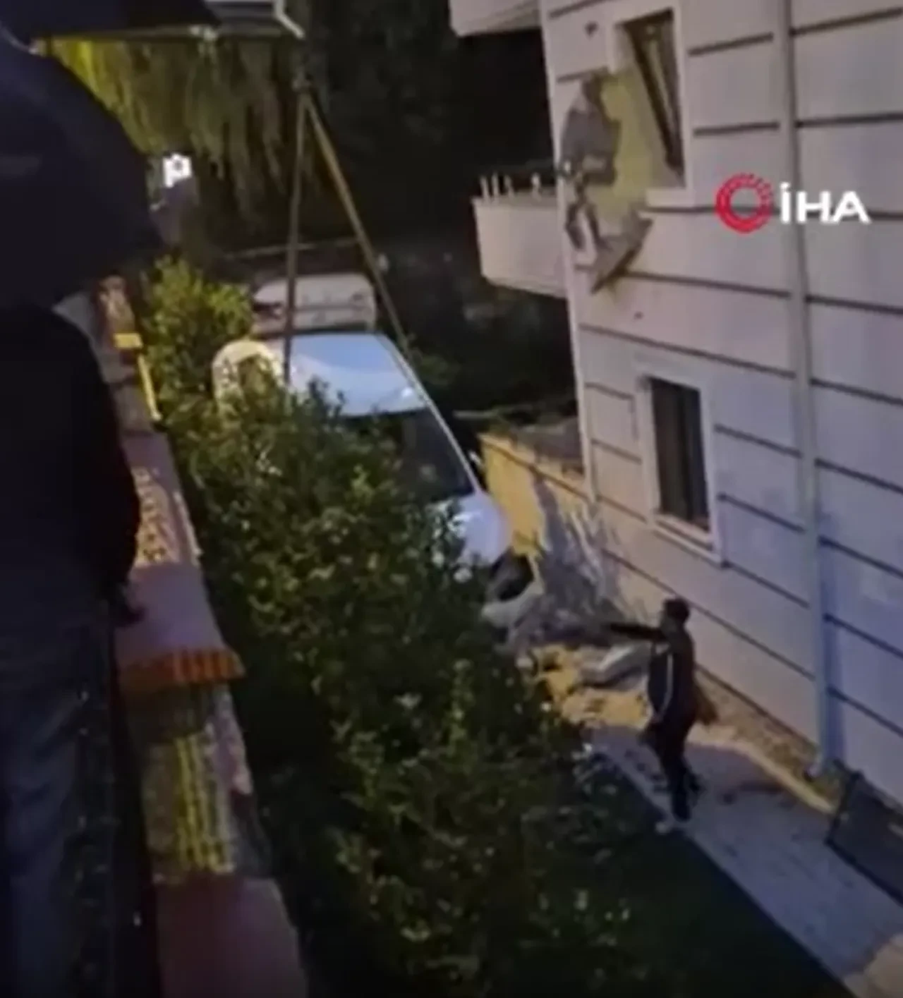 Sakarya’da inanılmaz kaza: Kontrolden çıkan araç istinat duvarını aşıp apartmanın ikinci katına çarptı