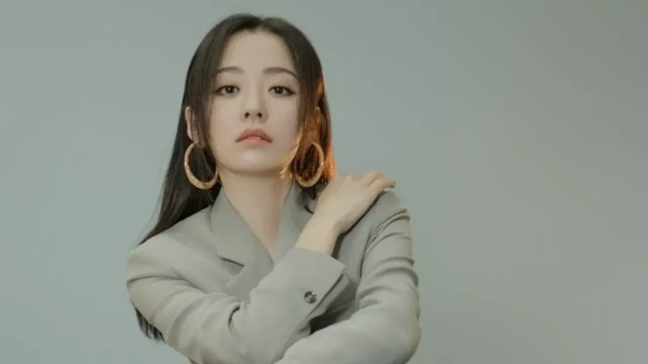 Şarkıcı Jane Zhang’ın doğum günü konserinde panik! 2 metrelik düşüş korkuttu 