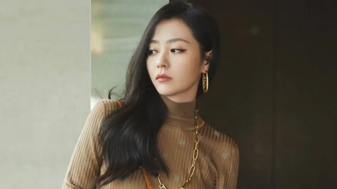 Şarkıcı Jane Zhang’ın doğum günü konserinde panik! 2 metrelik düşüş korkuttu
