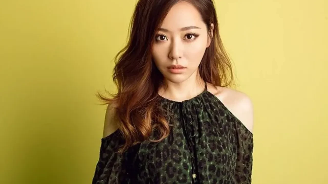 Şarkıcı Jane Zhang’ın doğum günü konserinde panik! 2 metrelik düşüş korkuttu