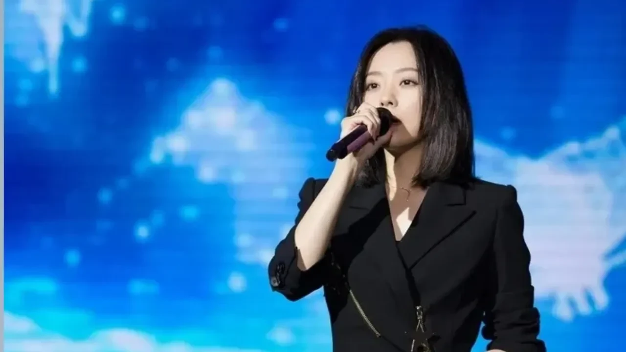 Şarkıcı Jane Zhang’ın doğum günü konserinde panik! 2 metrelik düşüş korkuttu
