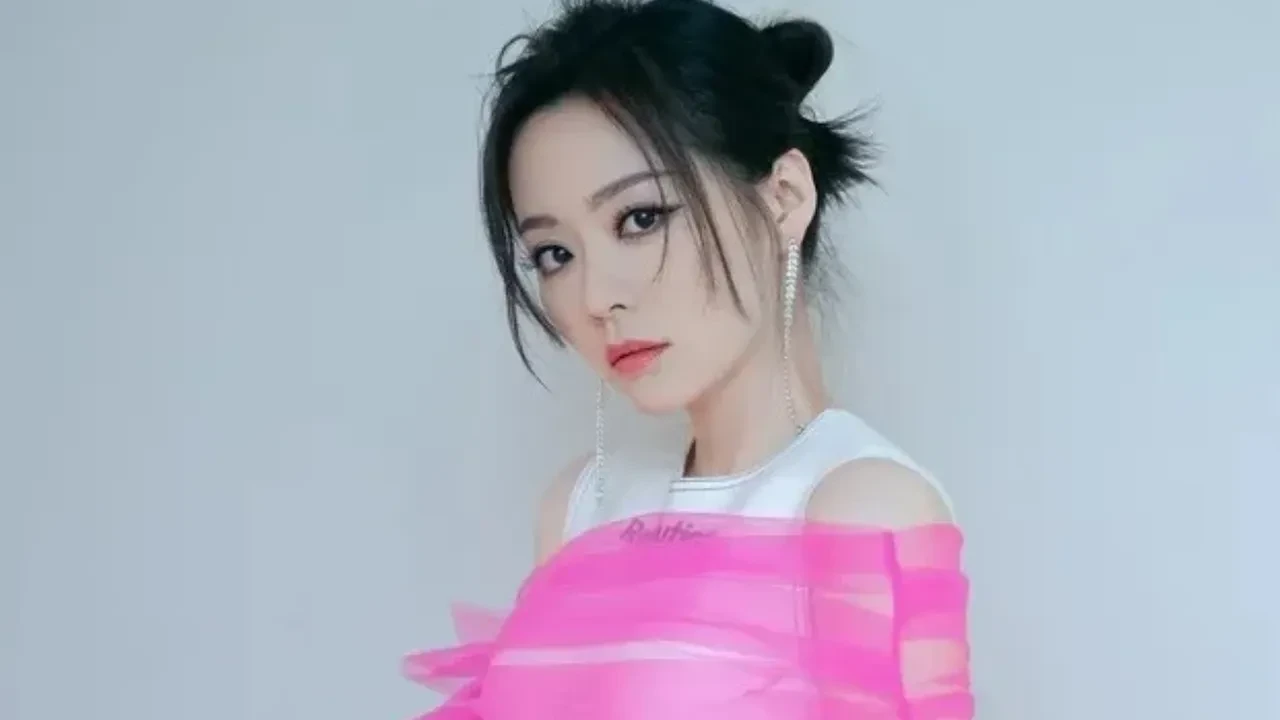 Şarkıcı Jane Zhang’ın doğum günü konserinde panik! 2 metrelik düşüş korkuttu
