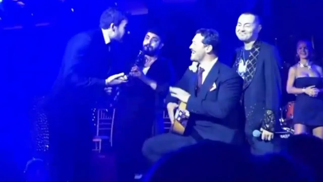 Serdar Ortaç ve Çağatay Ulusoy düğünde şarkı söyledi! O anlar dikkat çekti