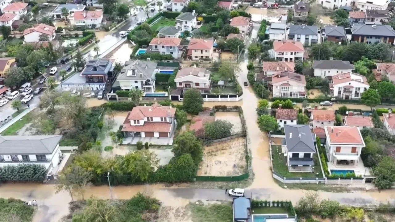 Şile'de dere taştı, evler sular altında kaldı: Yağışın izi havadan görüntülendi