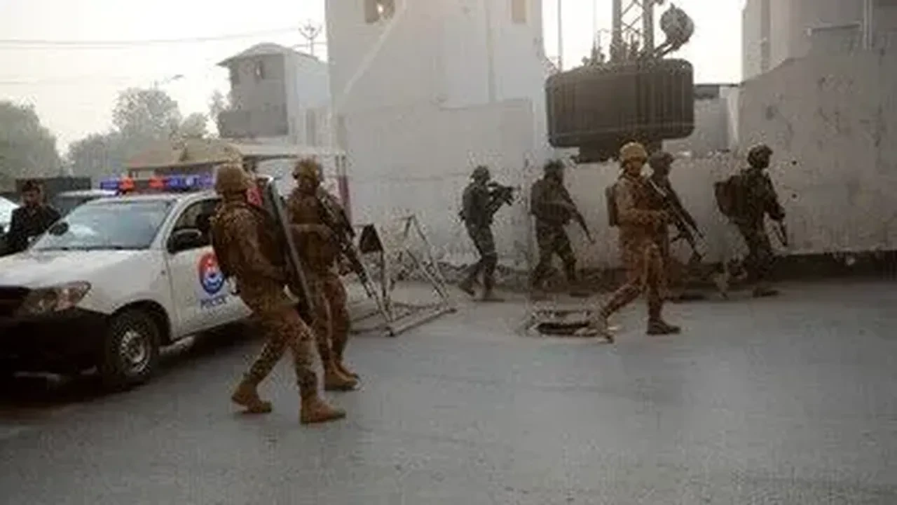Sınırda sıcak çatışma! Pakistan-Afganistan savaşı yeniden alevlendi