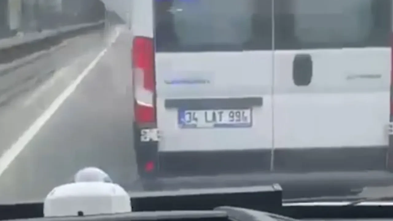 Siren çaldı, anons yaptı... Ambulans servis aracından bir türlü yol alamadı! 