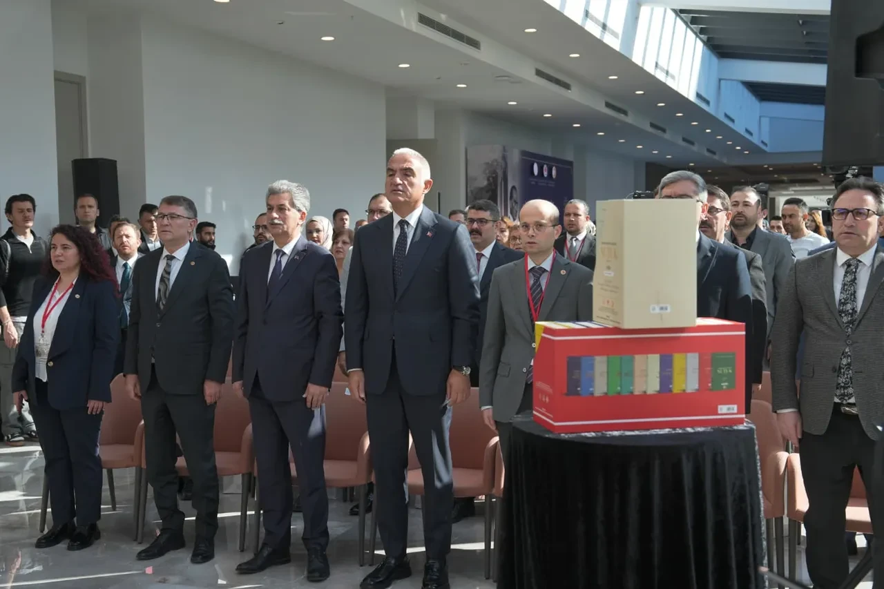 Bakan Ersoy duyurdu! Nutuk sekiz dilde dünyaya ulaşacak
