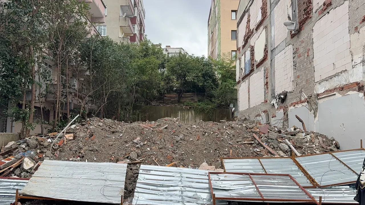 Binadan geriye bir tek havada asılı kalan klozet kaldı: Bayrampaşa'da dönüp bir daha baktıran görüntü
