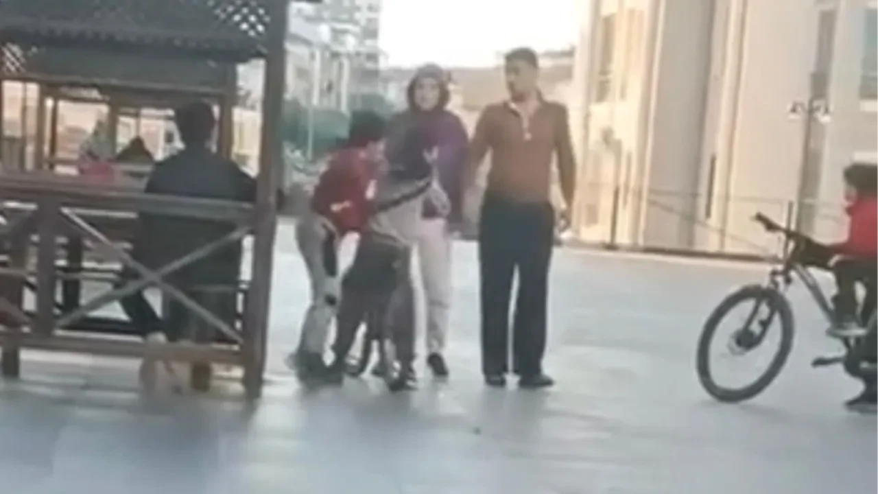 Çocukların kavgasına abla ve abi de dahil oldu: Küçük çocuğu hep birlikte dövdüler