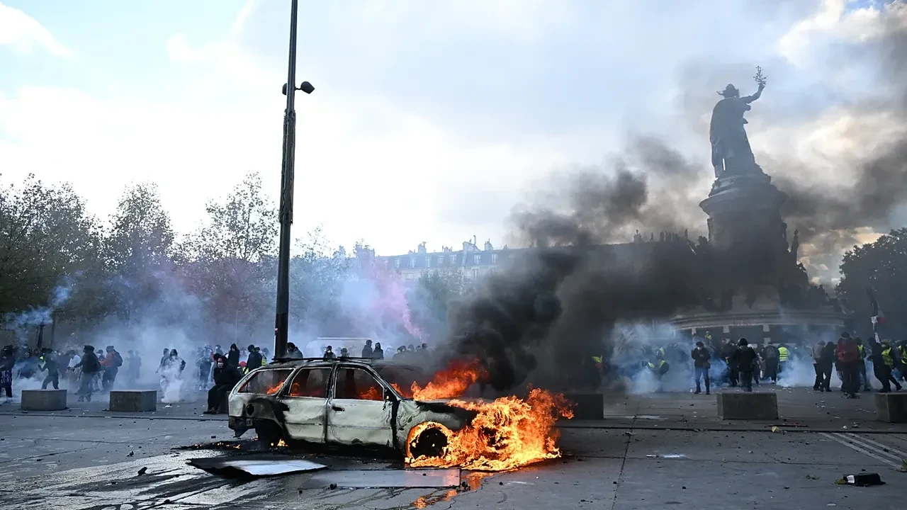 Fransa'da protestolar ülke markaları vurdu: Milyonlarca euroluk zarar