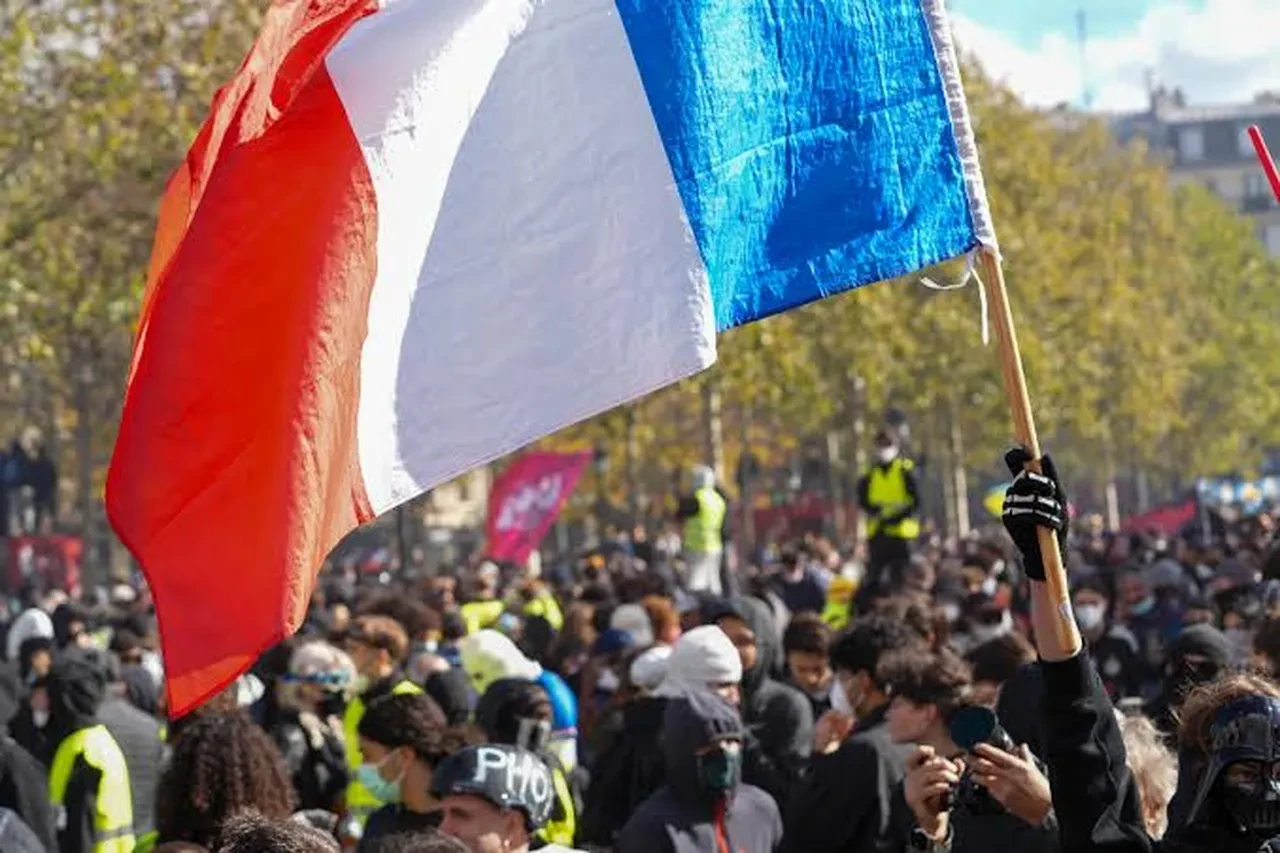 Fransa'da protestolar ülke markaları vurdu: Milyonlarca euroluk zarar
