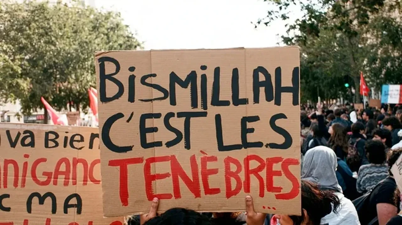 Fransa'da yayılan 'Bismillah' pankartının sırrı çözüldü, slogan haline geldi