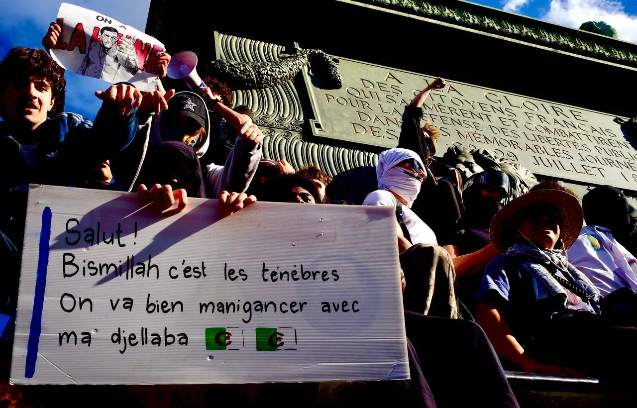 Fransa'da yayılan 'Bismillah' pankartının sırrı çözüldü, slogan haline geldi