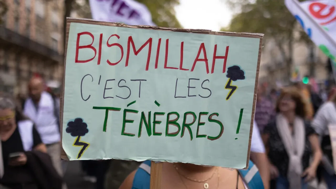 Fransa'da yayılan 'Bismillah' pankartının sırrı çözüldü, slogan haline geldi