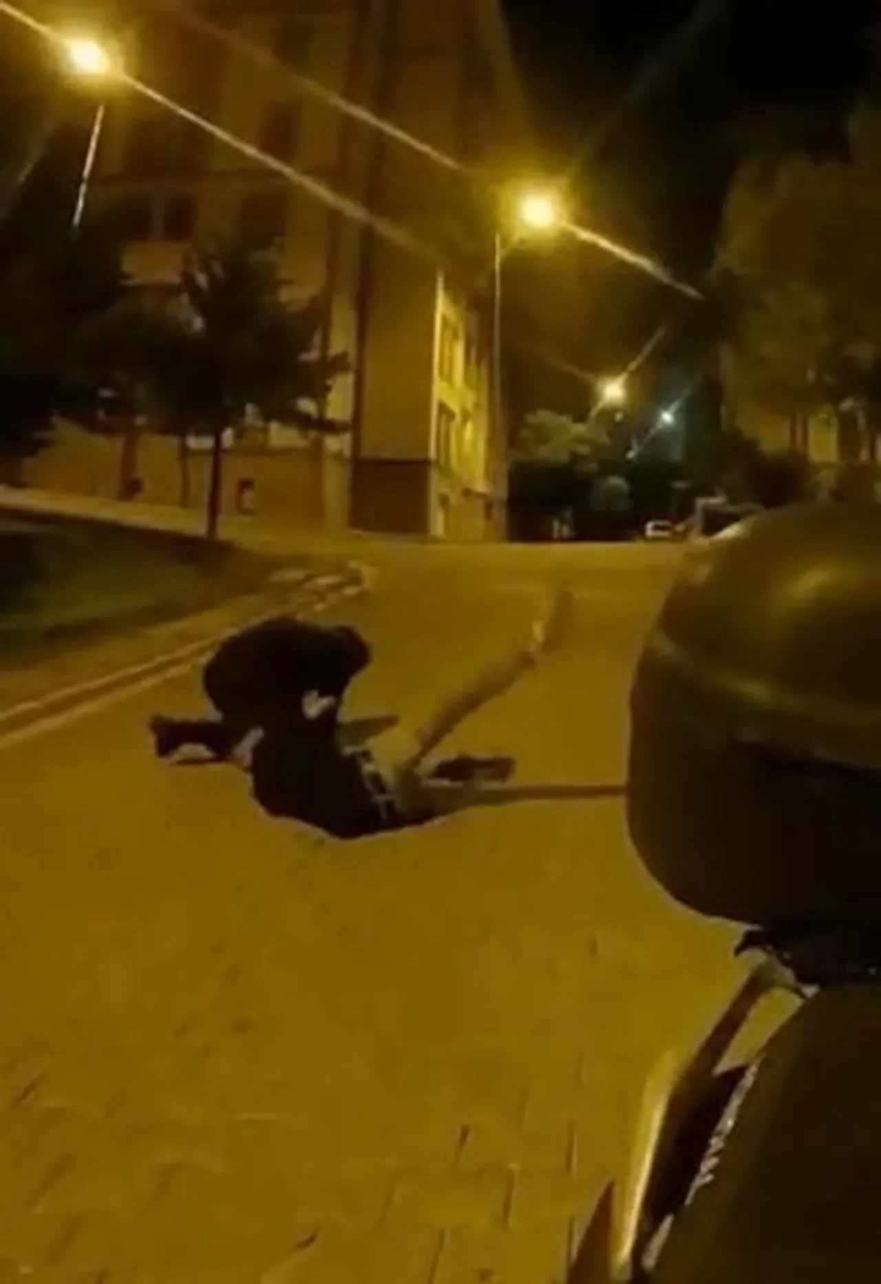 Hesap için tartıştığı kuryeyi ve kavgayı ayırmaya çalışan annesini bıçakladı