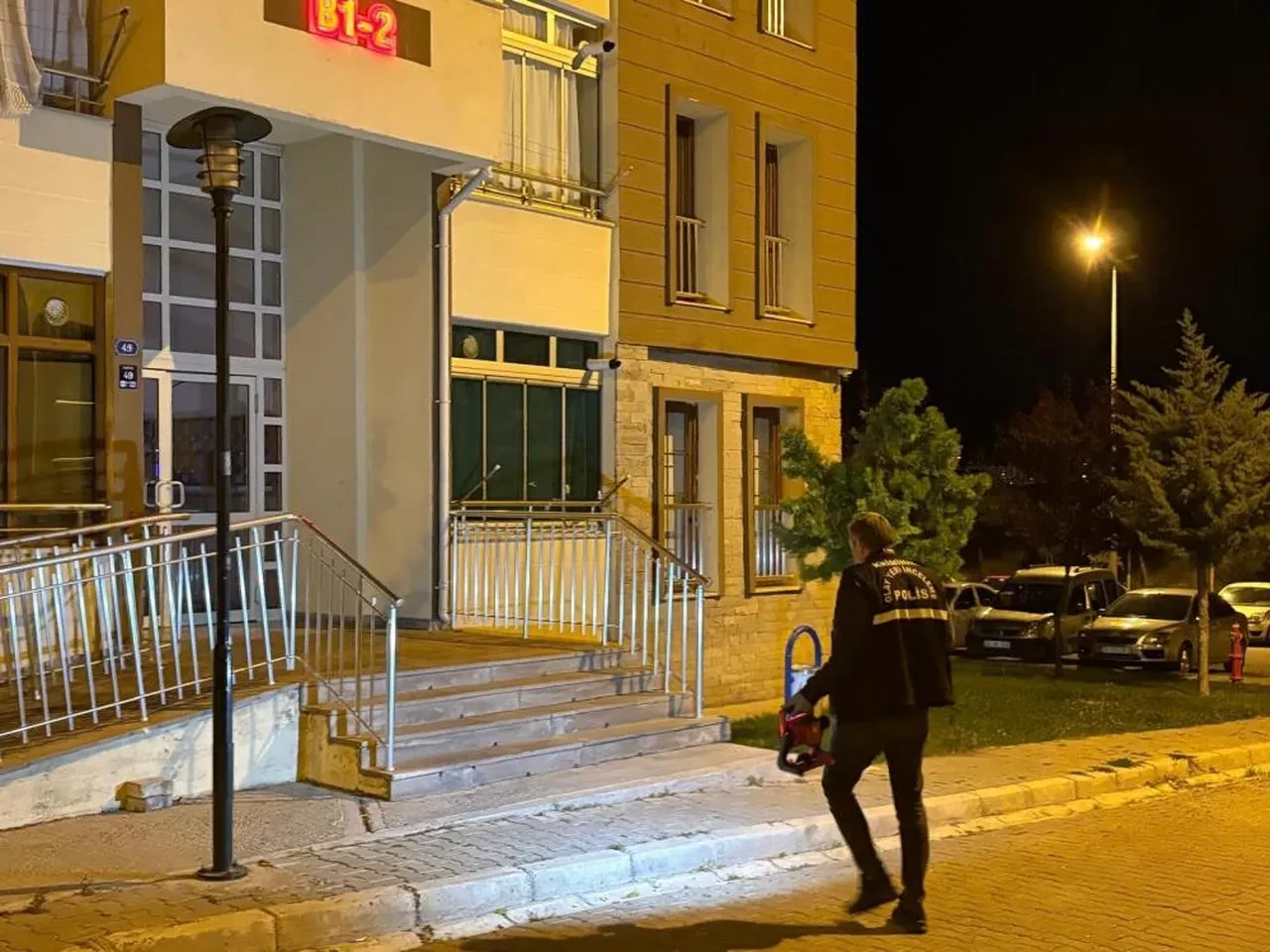 Hesap için tartıştığı kuryeyi ve kavgayı ayırmaya çalışan annesini bıçakladı