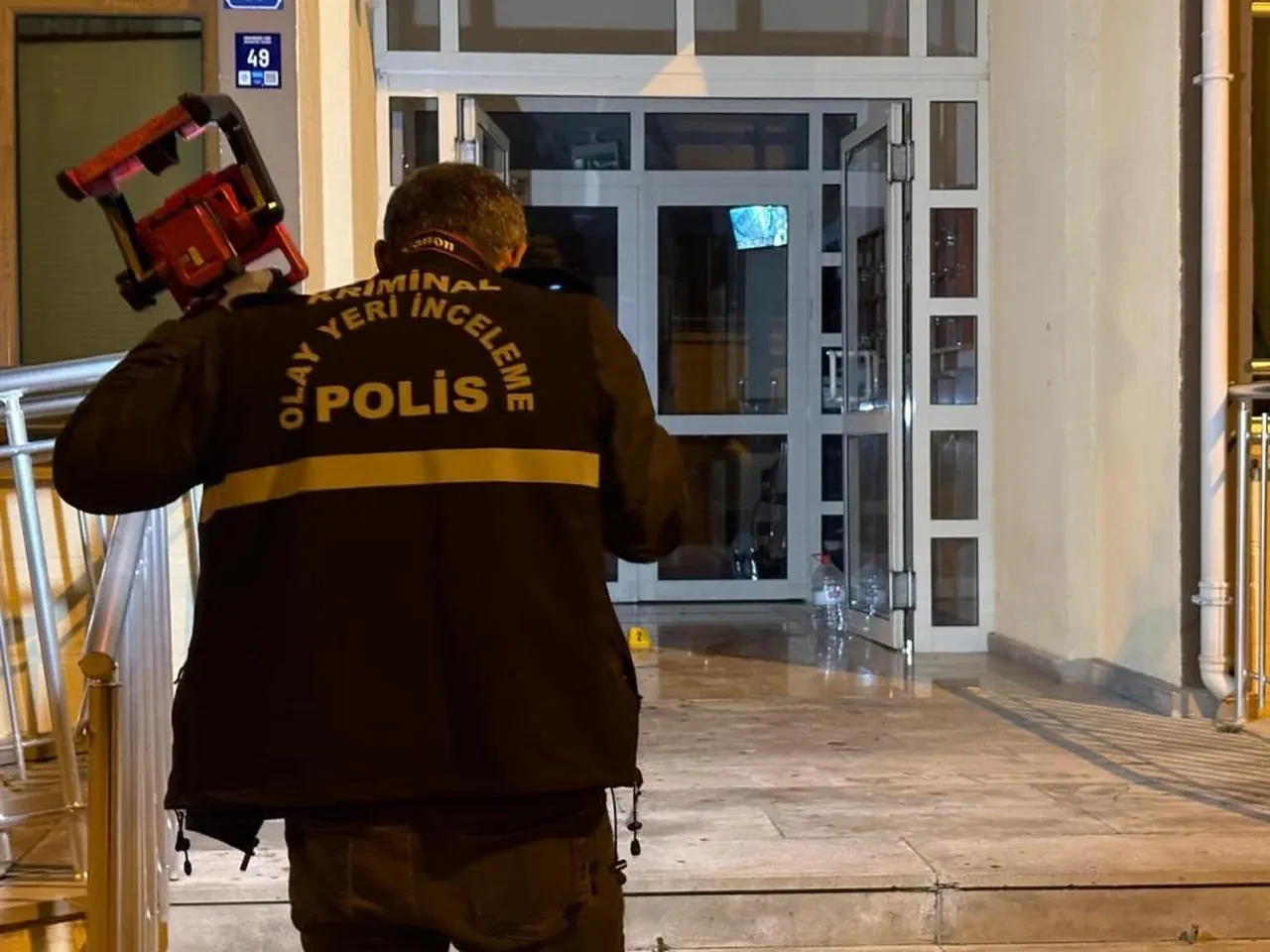 Hesap için tartıştığı kuryeyi ve kavgayı ayırmaya çalışan annesini bıçakladı