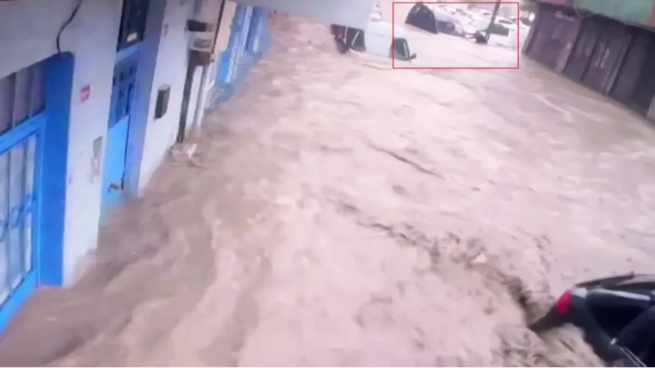 Sel felaketinde dehşet anları! Aracını kurtarmak isterken sel sularına kapıldı